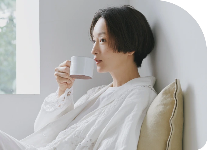 ソファでくつろぎながらコーヒーを飲む朝のひととき