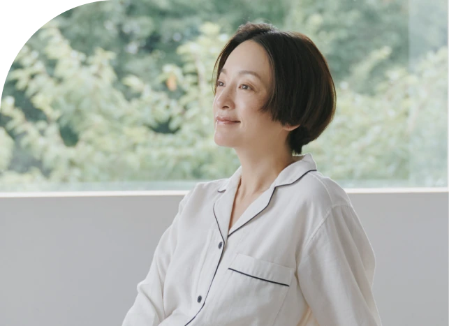 窓辺で微笑む、靴下を履いた朝のひととき