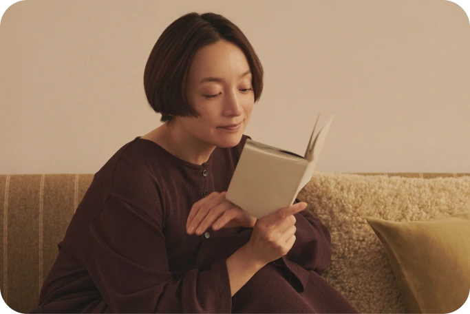 ソファで読書をしながらくつろぐ夜のひととき